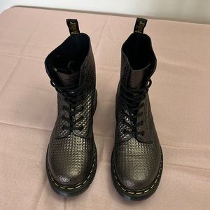 1460 PASCAL STUD EMBOSS LEATHER LACE UP BOOTS Size 8